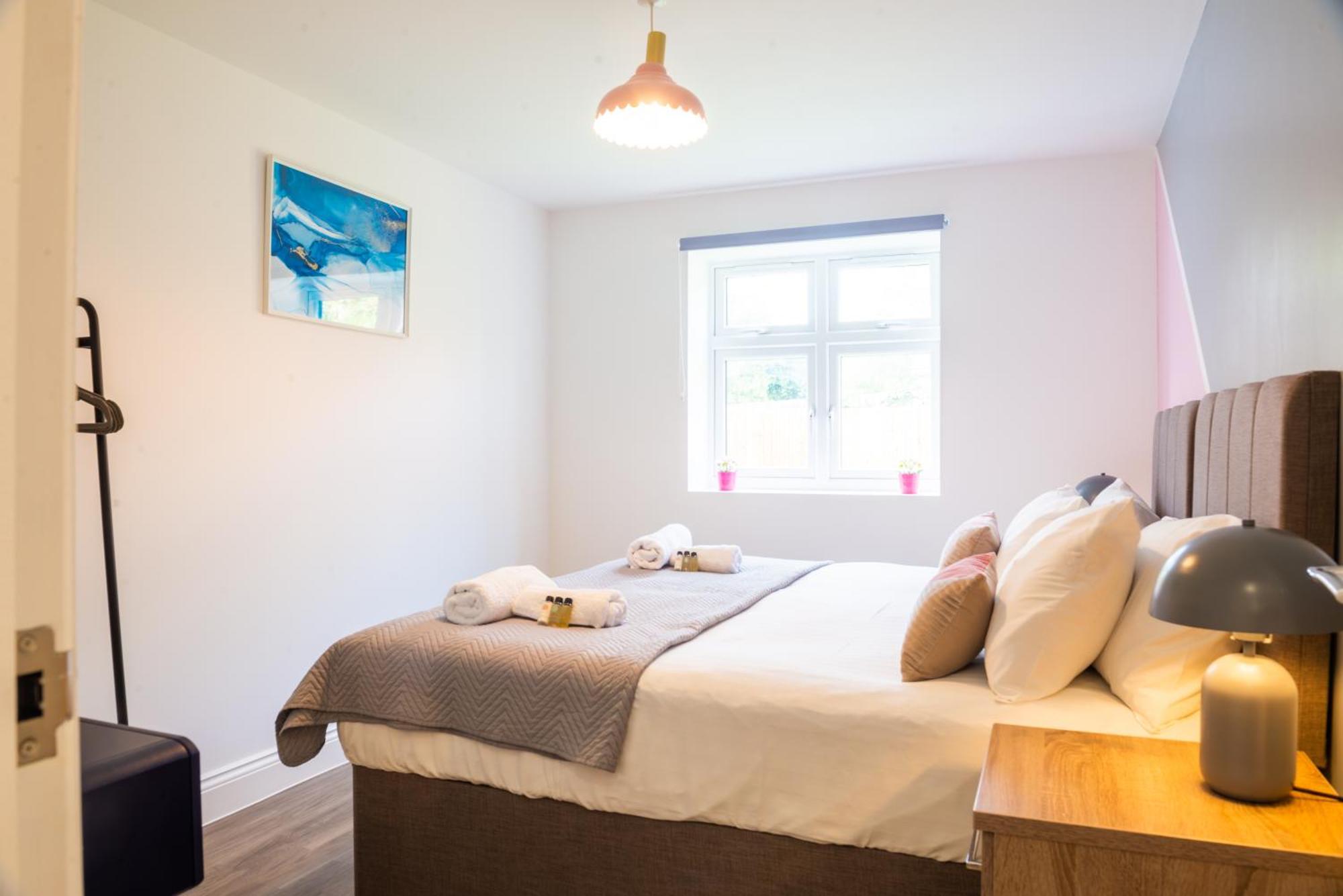The 'Pinky' - Beautiful 1 Bed Apartment In Hatfield - Free Parking - Near Uni & Business Park - Big Savings On Long Stays Eksteriør bilde