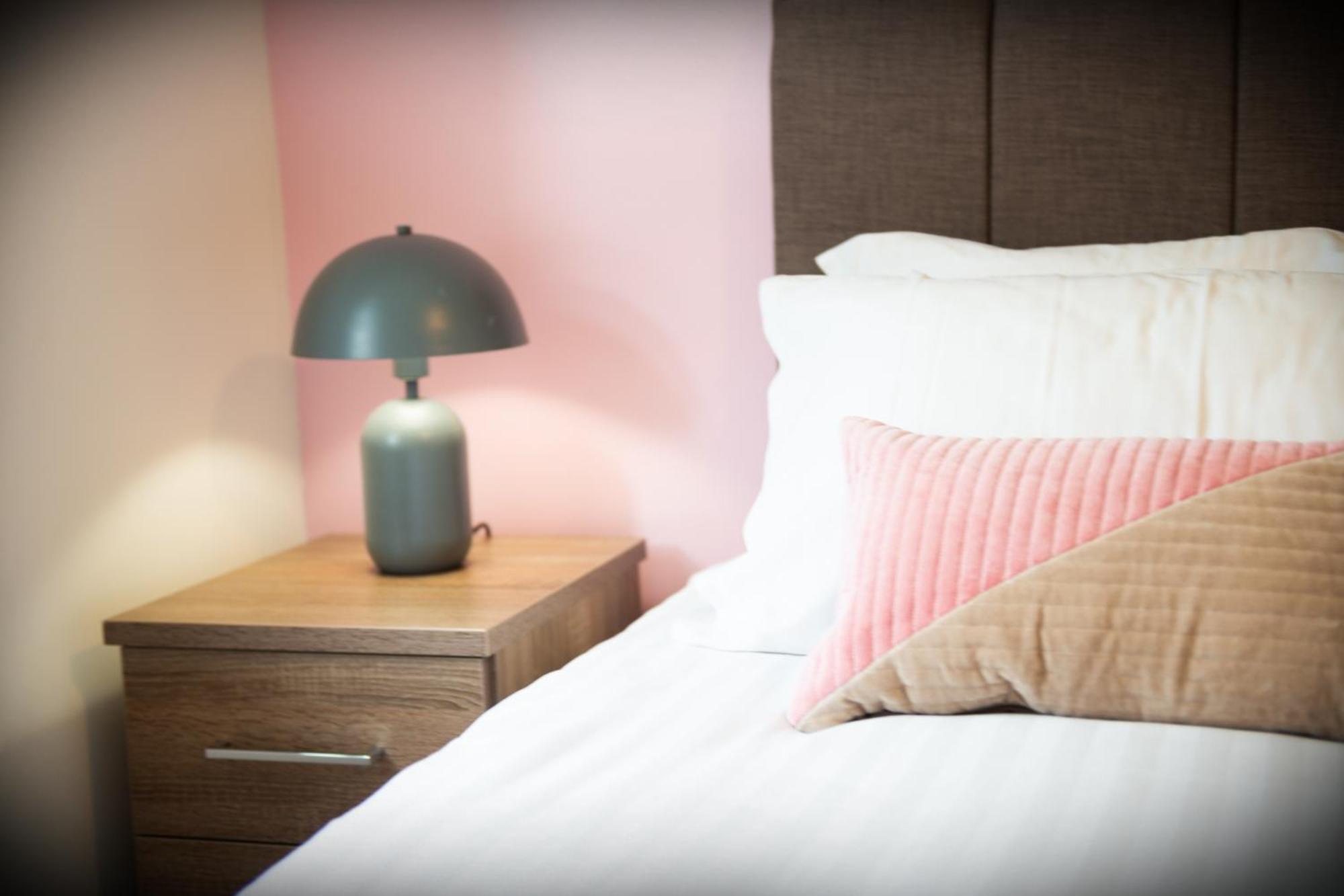 The 'Pinky' - Beautiful 1 Bed Apartment In Hatfield - Free Parking - Near Uni & Business Park - Big Savings On Long Stays Eksteriør bilde